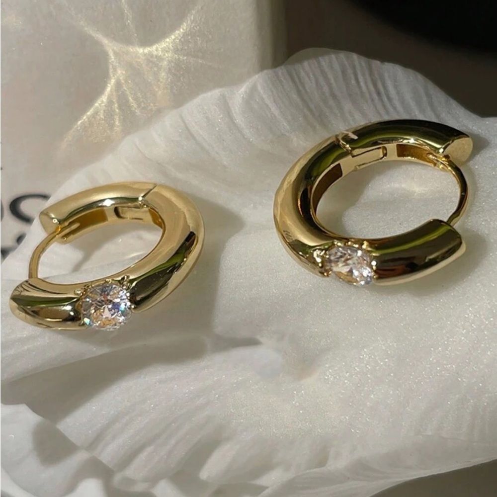 Elegant Gold Hoop Earrings with Crystal Accents R312